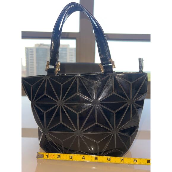 Medium Size Geometric Design Black - Picture 3 of 16